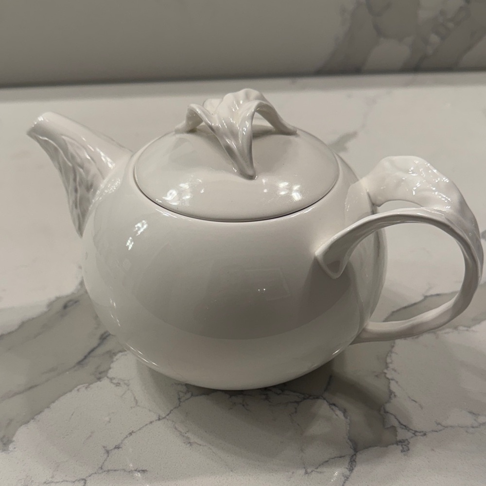 Villeroy & Boch  White porcelain Foglia Teapot